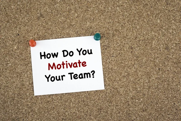 Comment motivez-vous votre équipe ? Note collante sur le panneau de liège — Photo