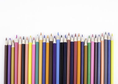 Beyaz arkaplanda renkli kalemler