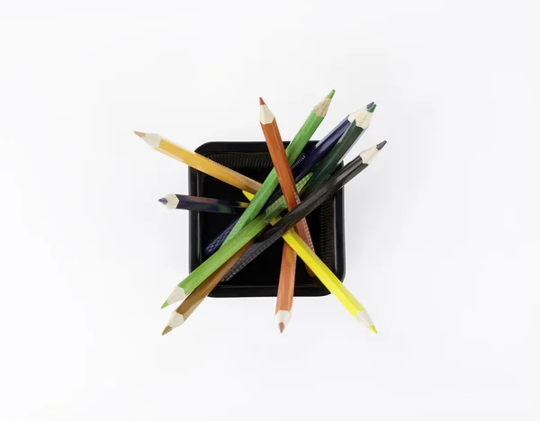 Organizador de escritorio lleno de lápices de colores aislados en bac blanco — Foto de Stock