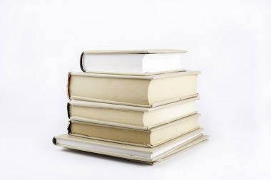 Beyaz arkaplanda bir yığın kitap
