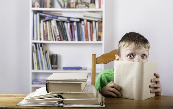 Förvirrad pojke student läsa bok — Stockfoto