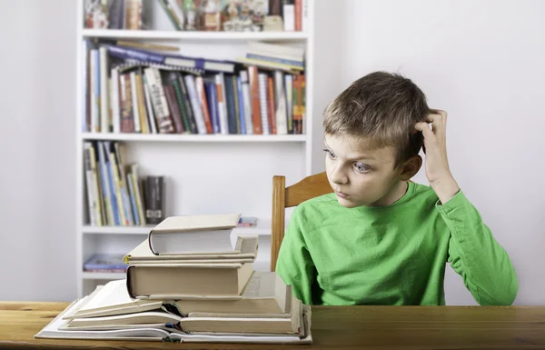 Confundido chico estudiante lectura libro — Foto de Stock