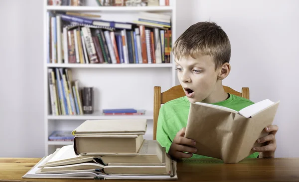 Student jongen las het boek thuis — Stockfoto