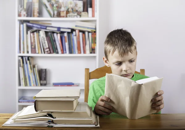 Olvassa el a könyvet otthon tanuló fiú — Stock Fotó