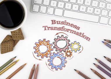 Dişliler ve iş dönüşüm mekanizması beyaz ofis masasında