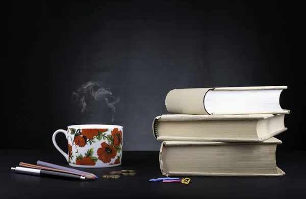 Książki i ołówki, pieniądze, kawa na czarnym tle — Zdjęcie stockowe
