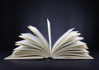 Siyah arkaplan üzerine açık kitap