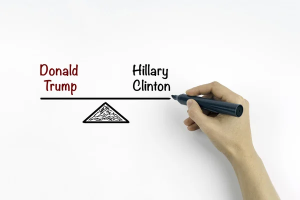 Main avec marqueur écrit Hillary Clinton et Donald Trump balan — Photo