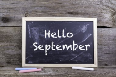 Eylül Merhaba. Eski ahşap arka plan doku ve tebeşir bl ile