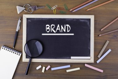 Marka. Tebeşir tahtası üzerinde metin. Ahşap masa Büyüteç g ile