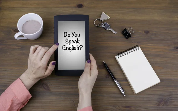 ¿Hablas inglés? Mujer mostrando solapa de tableta en blanco —  Fotos de Stock