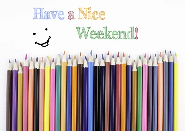 Να έχεις καλό σαββατοκύριακο! Χρωματιστά μολύβια σε λευκό φόντο — Φωτογραφία Αρχείου