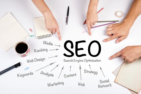 SEO arama motoru optimizasyonu kavramı. Beyaz toplantıda