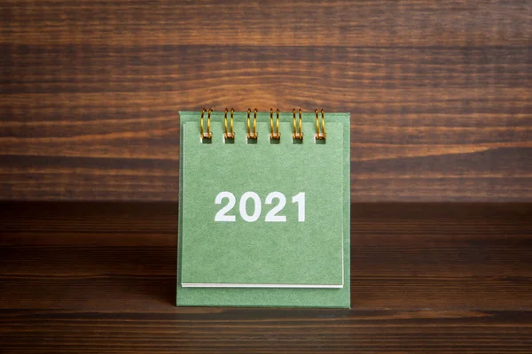 2021 calendario de papel. Concepto de negocio y planificación. Fondo de madera con textura oscura —  Fotos de Stock