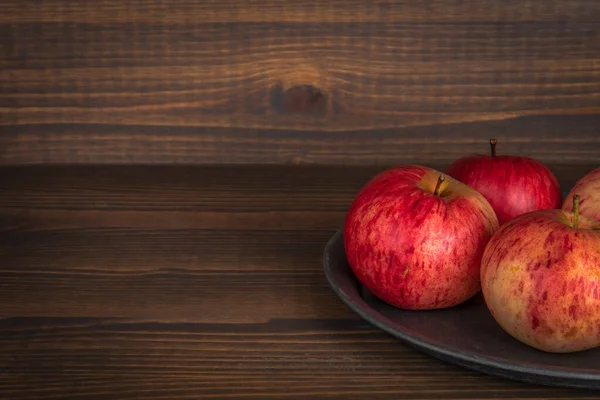 Heimische Äpfel. Landwirtschaft, Produktion und gesundes Essen. Dunkler Holzhintergrund mit Textur. Kopierraum — Stockfoto