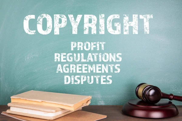 COPYRIGHT in Verbindung setzen. Profit, Regulierung, Verträge und Streitigkeiten. Richterhammer — Stockfoto