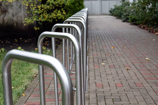 Lugar vacío para un aparcamiento de bicicletas. Construcción de acero inoxidable — Foto de Stock