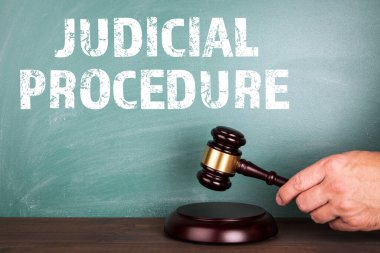 Yargı Yönetmeliği 'nden. Hukuk ve Hukuk kavramı. Hakimler çekiç ve yeşil karatahta