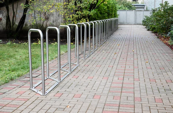 Lugar vacío para un aparcamiento de bicicletas. Construcción de acero inoxidable — Foto de Stock