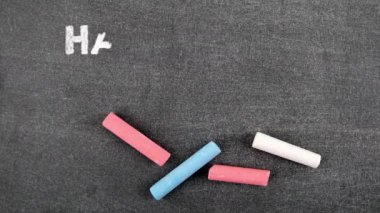 Doğum günün kutlu olsun. Gri tebeşir tahtası arka planı