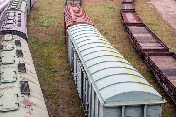 Piattaforma e carri coperti. Diversi binari ferroviari. Logistica, import ed export — Foto Stock