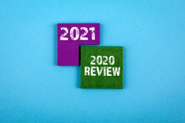 2021 ve 2020 İnceleme konsepti. Mavi arka planda renkli, ahşap yapboz
