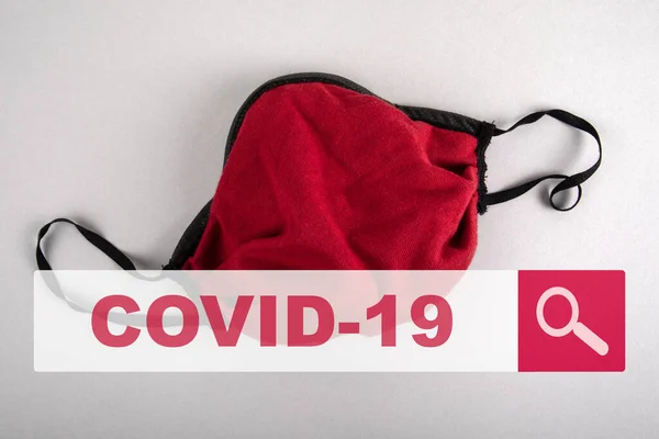 COVID-19. Ricerca di informazioni, notizie false, statistiche e regolamenti. Maschera rossa — Foto Stock