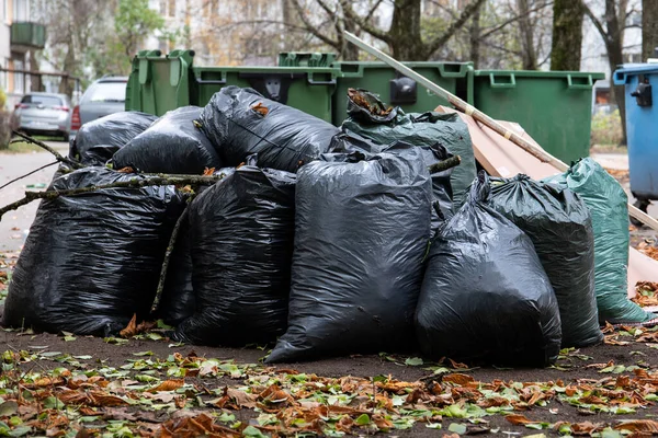 Stos worków na śmieci albo worków na śmieci. Sortowanie odpadów, czyste i czyste środowisko — Zdjęcie stockowe