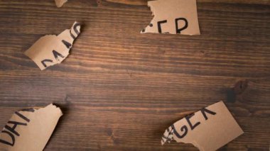 Tehlike. Üzerinde yazı olan yırtık bir karton. 