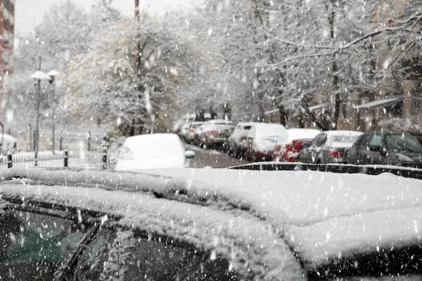 눈으로 뒤덮인 주차 된 차들. 눈보라, 녹는 일, 서리 및 자연재해 — 스톡 사진
