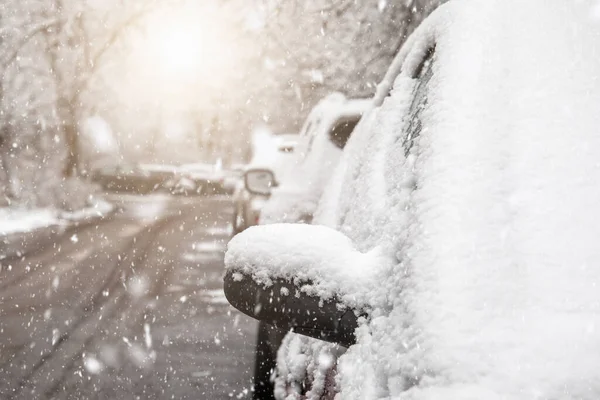 Zaparkowane samochody pokryte śniegiem. Burza śnieżna, odwilż, mróz i klęski żywiołowe — Zdjęcie stockowe