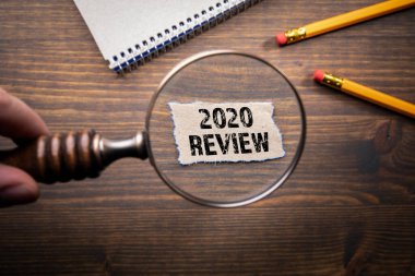 2020 İncelemesi. Müşteriler, rapor, hizmet ve sonuç konsepti. Büyüteç