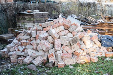 İnşaat enkazı, yeniden yapılanma çalışmaları. Atık toplama ve geri dönüşüm. Tuğla yığını