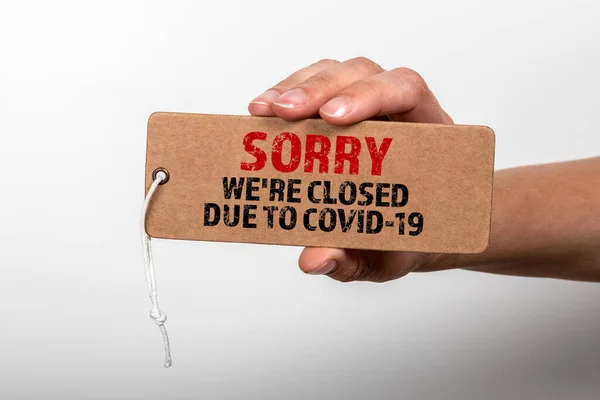 Sorry were CLOSED due to COVID 19. Cardboard price tag — Stock Photo, Image
