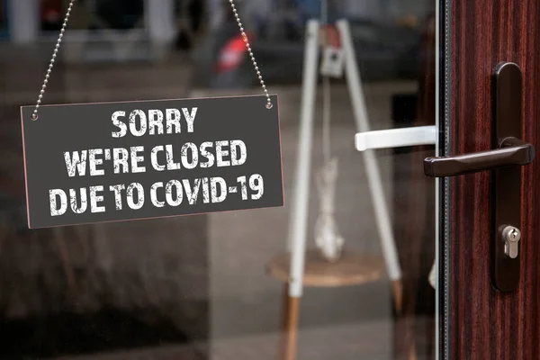 Sorry were CLOSED due to COVID-19. Store door sign. Business concept — Stock Photo, Image