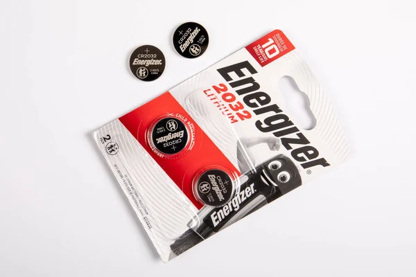 Energizer 2032 Lithiummuntbatterij. Kartonnen en plastic verpakking. Witte achtergrond — Stockfoto