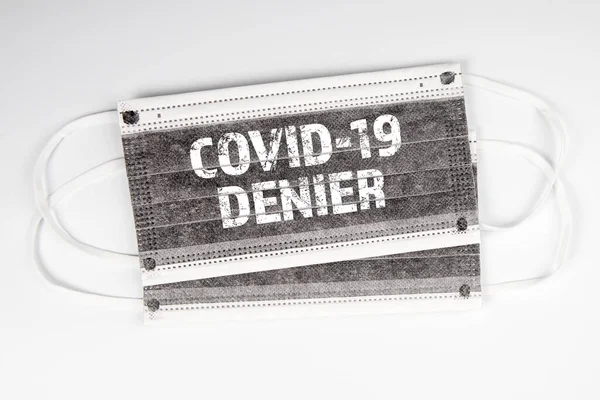 COVID-19 Denier.白い背景に二つのフェイスマスク — ストック写真