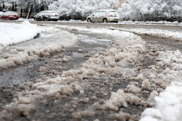Silnice zatínající se od sněhu a posypu solí. Roztavený sníh na silnici — Stock fotografie