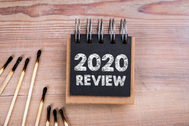 2020 Teftiş. Tahta bir masada yanmış kibritler ve defter.