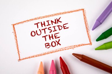 Alışılmışın dışında düşün. Beyaz kağıt üzerinde renkli boya kalemleri