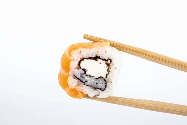 Rotolo di sushi con salmone su fondo bianco. Cibo e cultura giapponese — Foto Stock