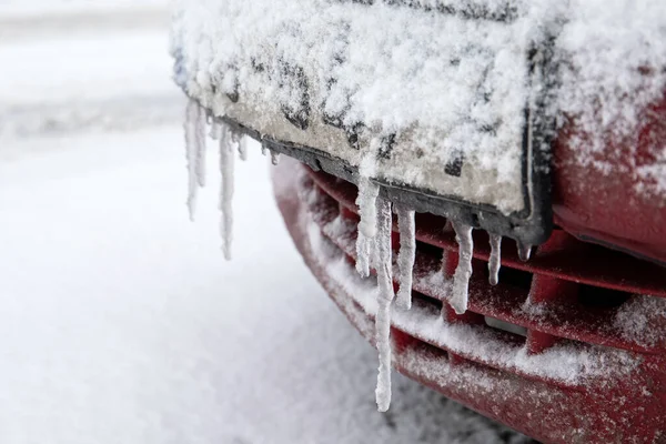 氷と雪の車のナンバープレート。冬の季節 — ストック写真