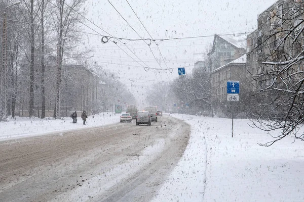 Snöstorm i stan. Snöiga vägar och trottoarer — Stockfoto