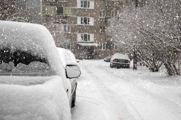 Parkoló autók, utcai és udvari lakóházak. Havazás, fagy és időjárás — Stock Fotó
