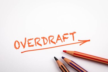 Aşırı DRAFT. İş konsepti. Beyaz arkaplanda renkli kalemler