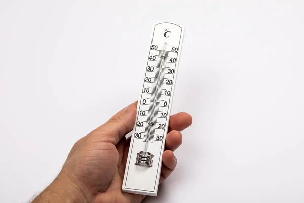 Holzthermometer mit Celsius-Skala in der Hand eines Mannes auf weißem Hintergrund — Stockfoto