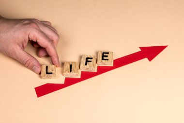 Hayat konsepti. Kırmızı ok gelişimini ve büyümesini gösteriyor. Adımlar