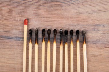 Farklı düşün. Önce liderlik ve yarışma konsepti. Ahşap arkaplanda eşleşme