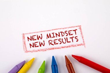 Yeni bir zihniyet, yeni sonuçlar. Beyaz kağıt üzerinde renkli boya kalemleri