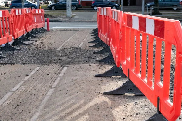 Site de construction et barrières de sécurité. Réparation et sécurité routière. Feux de signalisation et passages piétonniers — Photo